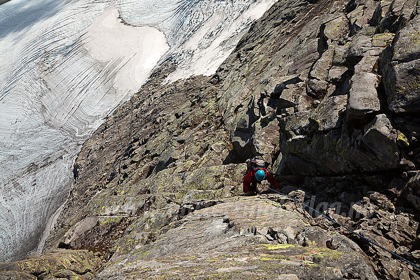 På vei opp øverste del av pionérruta mot Falketind med Falkbreen i bakgrunnen.