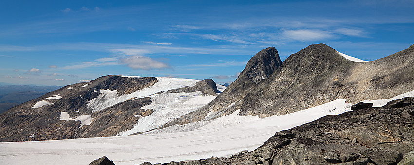 På sadelen nord for Falketind mot Midtre Stølsnostinden (2001 moh foran) og Stølsnostinden (2074 moh). Stølsnosi bakerst.