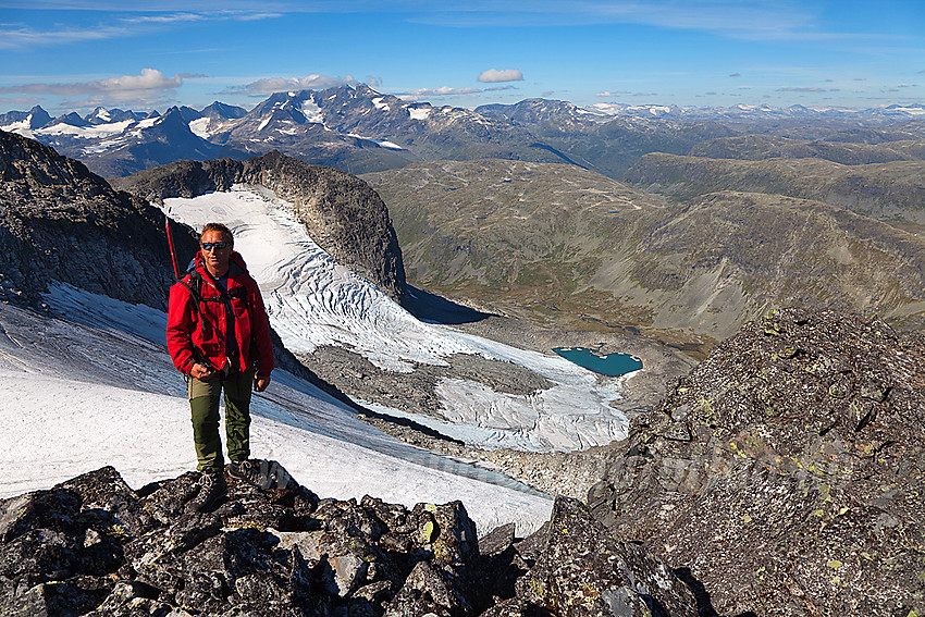 Utsikt fra Austre Stølsnostinden mot den sterkt reduserte Stølsnosbreen og videre i retning Hurrungane.