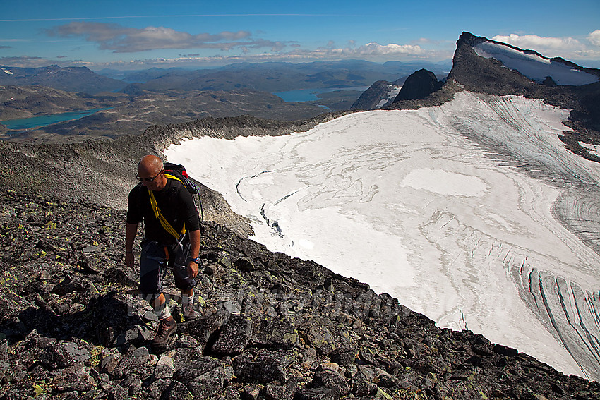 På vei opp mot Midtre Stølsnostinden med Stølsnosbreen og Falketind (2067 moh) i bakgrunnen.