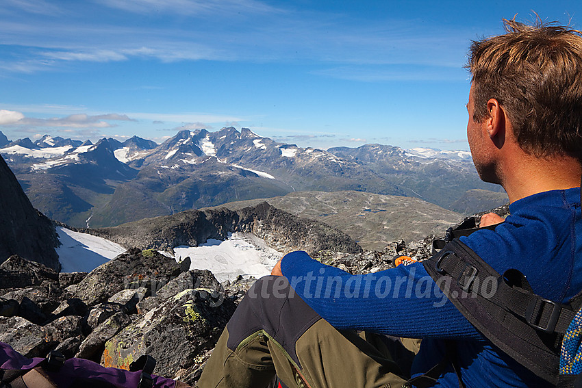 Pause på toppen av Midtre Stølsnostinden mens utsikten vestover nytes.