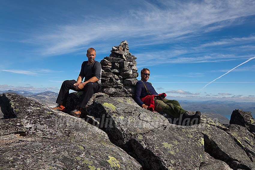 Pause på toppen av Stølsnostinden (2074 moh). God varme og tilnærmet vindstille - ikke akkurat å ha det ille!