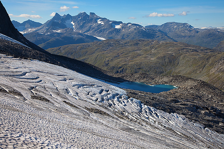 Den sterkt reduserte Stølsnosbreen i forgrunnen og Hurrungane i bakgrunnen.