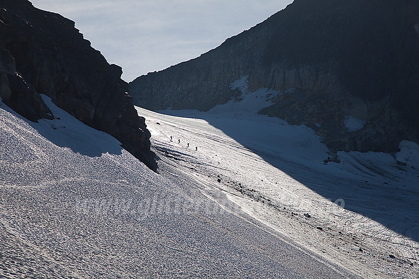 Taulag på vei ned Stølsnosbreen. I bakgrunnen til høyre ses foten av Stølsnostinden.