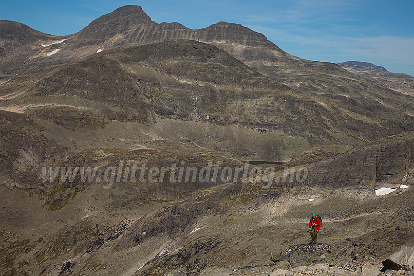 I flanken nord for Midtre Stølsnostinden, rett øst for Stølsnosbreen, med Uranostindane i bakgrunnen.