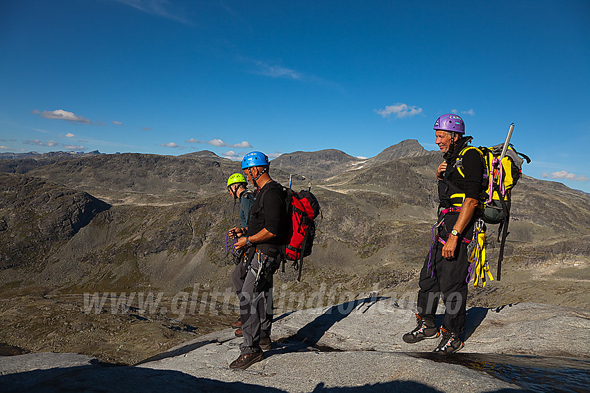 Vi har akkurat gått i land på østsiden i nedre del av Stølsnosbreen. Fleskedalen i bakgrunnen.