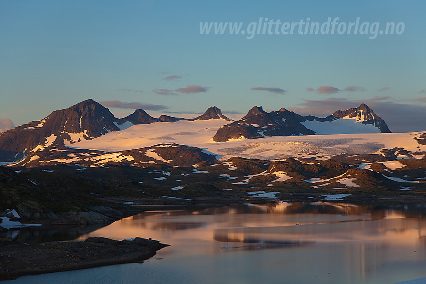 Sommerkveld på Sognefjellet ved Prestesteinsvatnet mot Smørstabbtindane med Leirbrean og Smørstabbrean i forgrunnen.