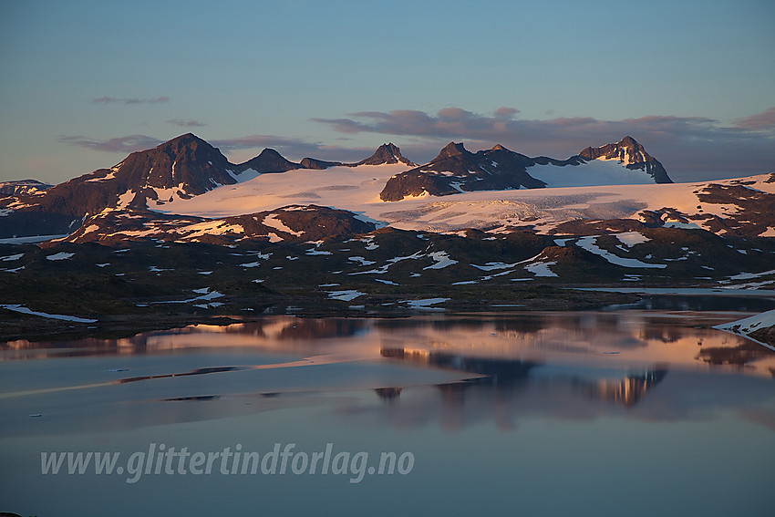 Sommerkveld på Sognefjellet ved Prestesteinsvatnet mot Smørstabbtindane med Leirbrean og Smørstabbrean i forgrunnen.