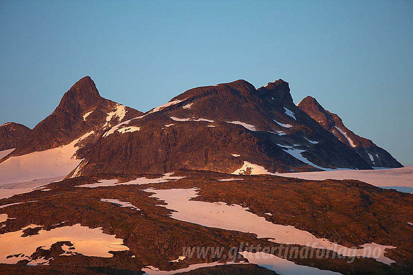 Mot Kalven (2034 moh) og Skeie (2118 moh) med Storebjørn (2222 moh) som såvidt titter frem bak til høyre.