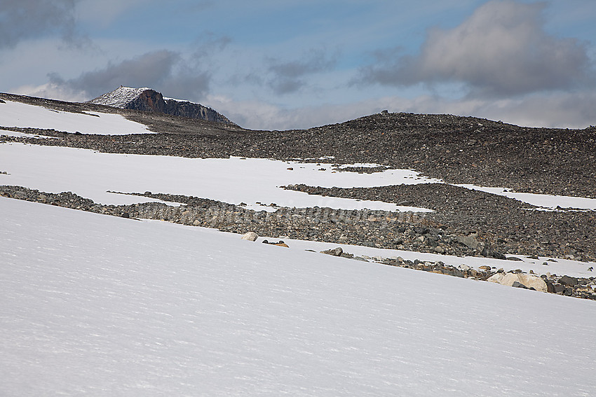 I kant av Gråsubrean mot den vesle morenehaugen vi kalte Gråsuhaugen (2018 moh) som heldigvis ikke hadde den "magiske" primærfaktoren 10. I bakgrunnen ses Trollstein-Rundhøe.