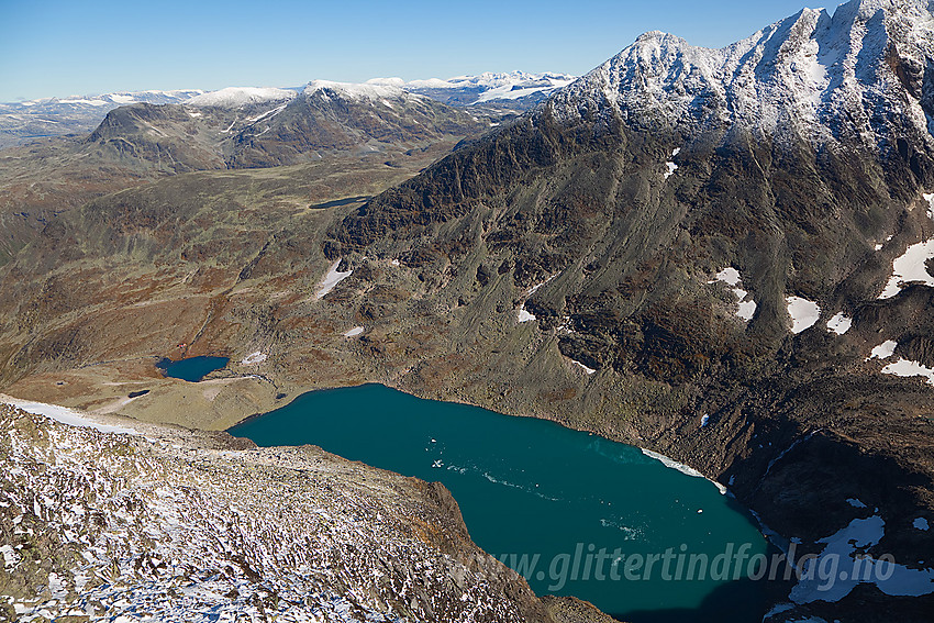 Fra Dyrhaugsryggen mot Skagastølsvatnet. I bakgrunnen bl.a. Steindalsnosi, Fannaråken og Nørdre Skagastølstinden. Ser du godt etter ser du også Tindeklubhytta bak det vesle vannet.