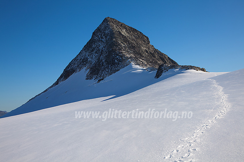 Fra Mjølkedalsbreen mot Langeskavltinden (2014 moh).