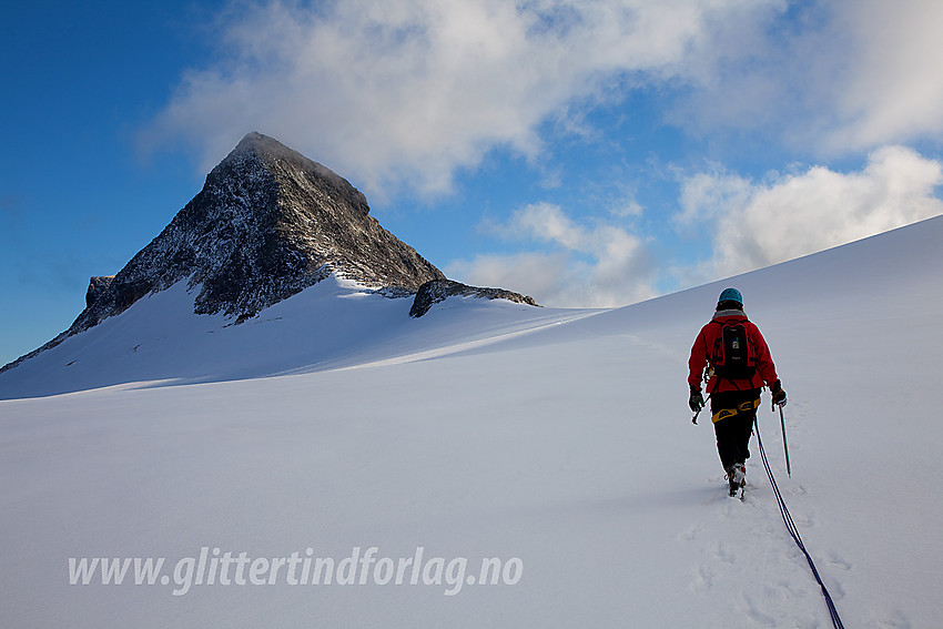 Brevandring på Mjølkedalsbreen med Langeskavltinden (2014 moh) i bakgrunnen.