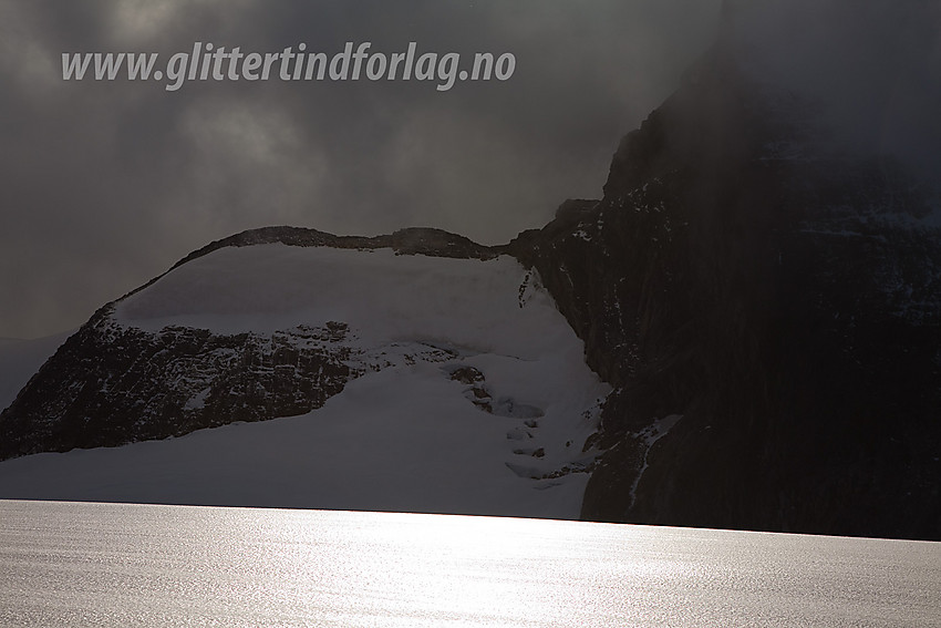 På Uranosbreen i motlys mot Uranosryggen med Uranostinden S1.