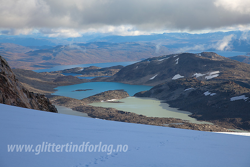 På Uranosbreen med utsikt sørover mot Kvitevatnet og Tyin.