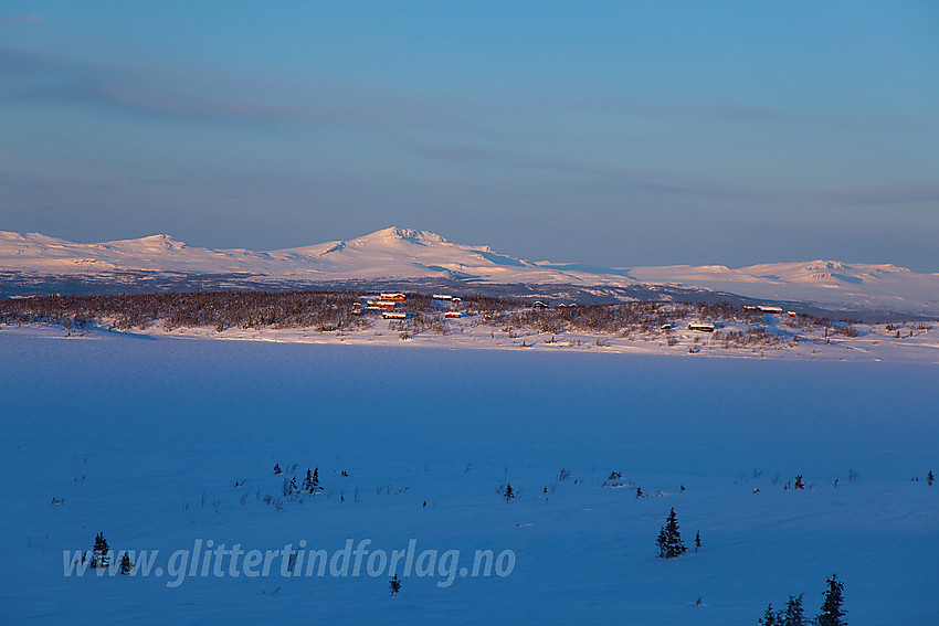 På sørsiden av Fiskeløyse med hyttebebygde Fiskeløyshøgde på andre siden av vannet. I bakgrunnen dominerer Skaget (1686 moh).