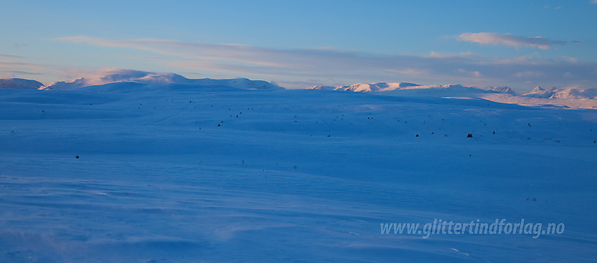 Vinterkveld på Syndisfjellet med utsikt i retning bl.a. Vennisfjellet (t.v.) og Jotunheimen (helt til høyre).