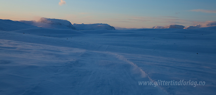 Litt ullent med gjenblåste skispor på Syndisfjellet. I bakgrunnen ses bl.a. Grindane og Bergsfjellet.