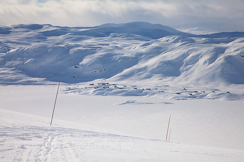 På vei fra Tyinstølen til Tomashelleren. Vi har akkurat forsert den første kneika opp fra Tyin og ser tilbake mot utgangspunktet. I bakgrunnen ses bl.a. Galden og Slettningsegge (sentralt i midten).