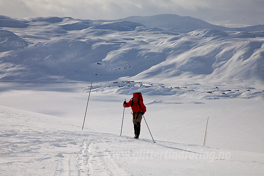 På vei fra Tyinstølen til Tomashelleren. Vi har akkurat forsert den første kneika opp fra Tyin og ser tilbake mot utgangspunktet. I bakgrunnen ses bl.a. Galden og Slettningsegge (sentralt i midten).