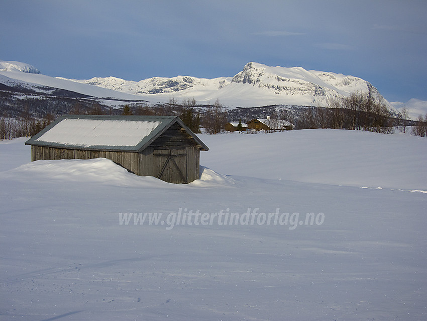 I skiløype ved Midtre Syndin med Grindane (1724 moh) i bakgrunnen.