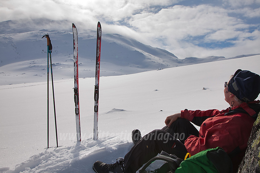 Pause litt nedenfor Suleskardet med Sulefjellet i bakgrunnen.