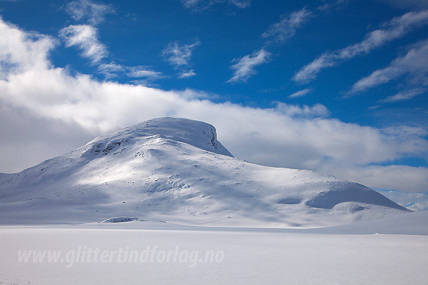 Suletinden (1780 moh) sett fra Sulevatnet.