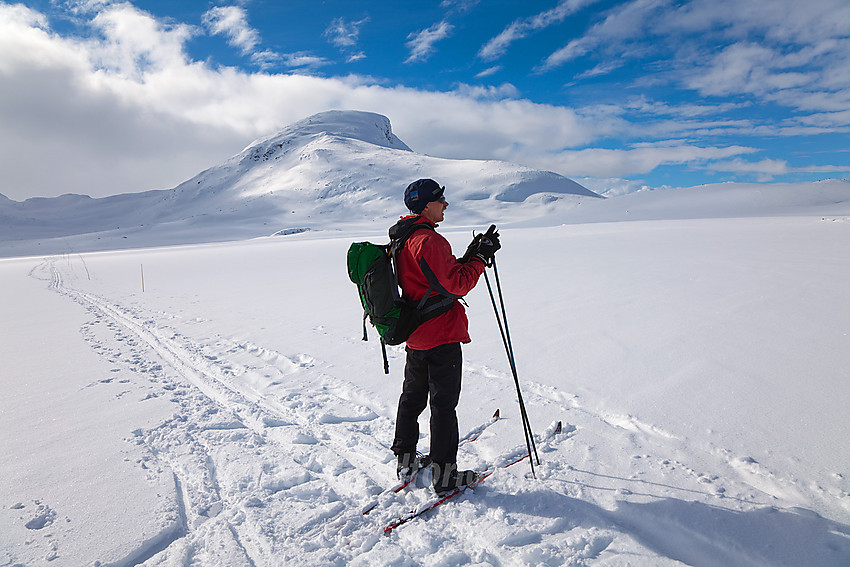 Skiløper på Sulevatnet med Suletinden (1780 moh) i bakgrunnen.