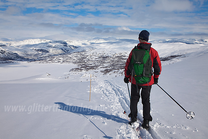 På vei ned fra Sulebu mot Otrøvatnet med hyttefeltene rundt skiheisen på Filefjell i bakgrunnen.