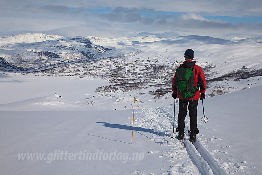 På vei ned fra Sulebu mot Otrøvatnet med hyttefeltene rundt skiheisen på Filefjell i bakgrunnen.