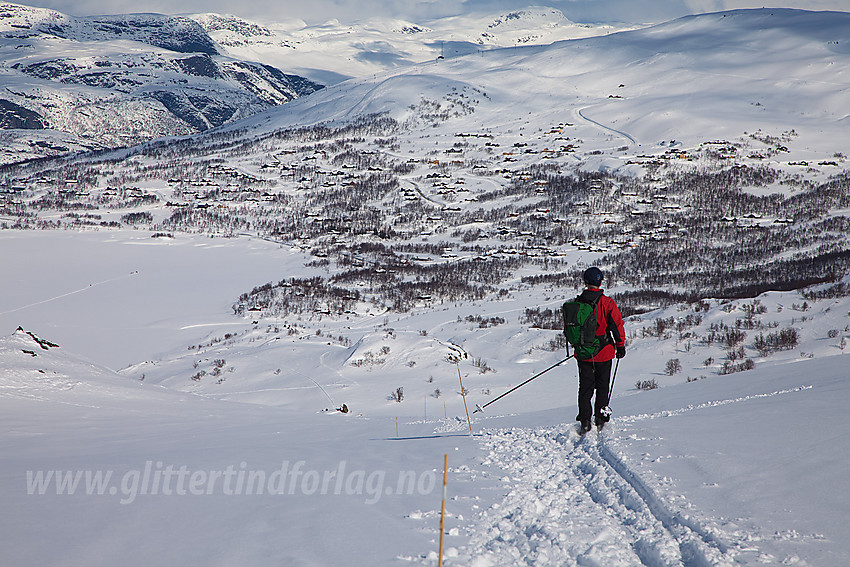 På vei ned fra Sulebu mot Otrøvatnet med hyttefeltene rundt skiheisen på Filefjell i bakgrunnen.