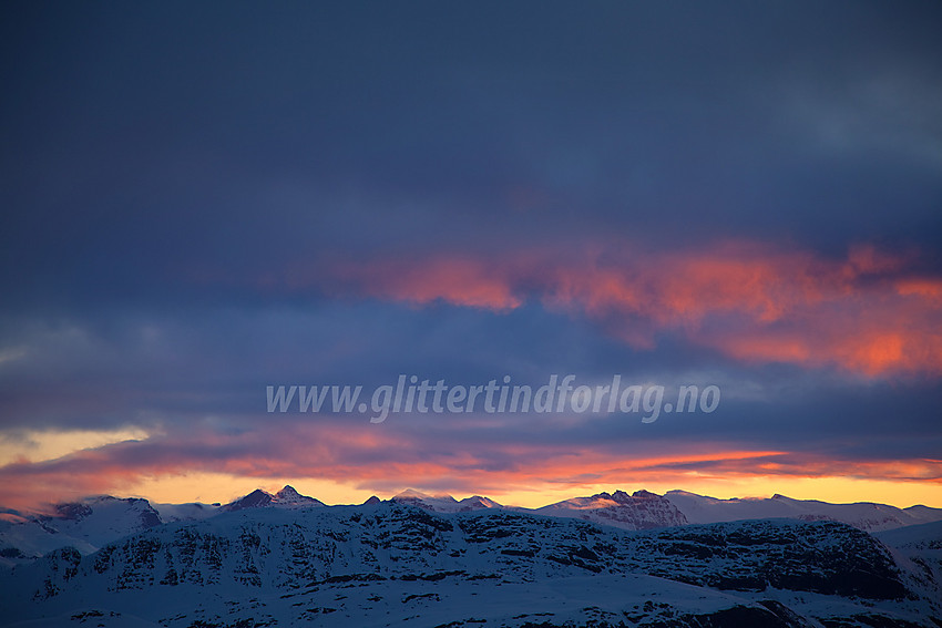 Jotunheimen skyline sett fra Børrenøse i Vang en tidlig vintermorgen.