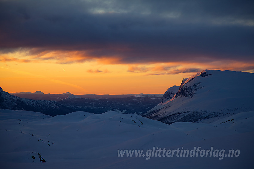 Fra Børrenøse en vintermorgen med utsikt østover.Skjøld/Bergsfjellet til høyre og i det fjerne ses Rundemellen og Skarvemellen.