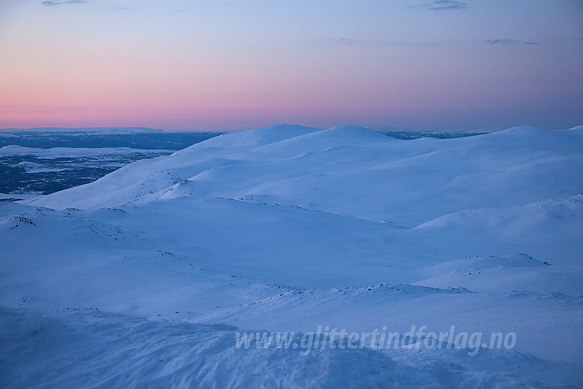 Fra Veslebotnskarvet (Trøymsfjellet) i retning Skarvanfjellet og Skogshorn en vintermorgen før soloppgang.