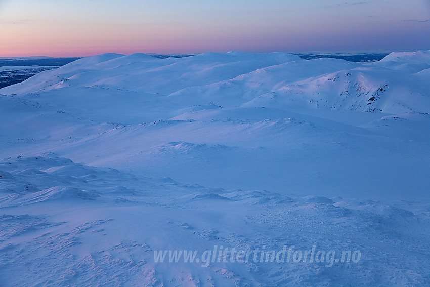 Fra Veslebotnskarvet (Trøymsfjellet) med utsikt i retning Skogshorn en vintermorgen før soloppgang.