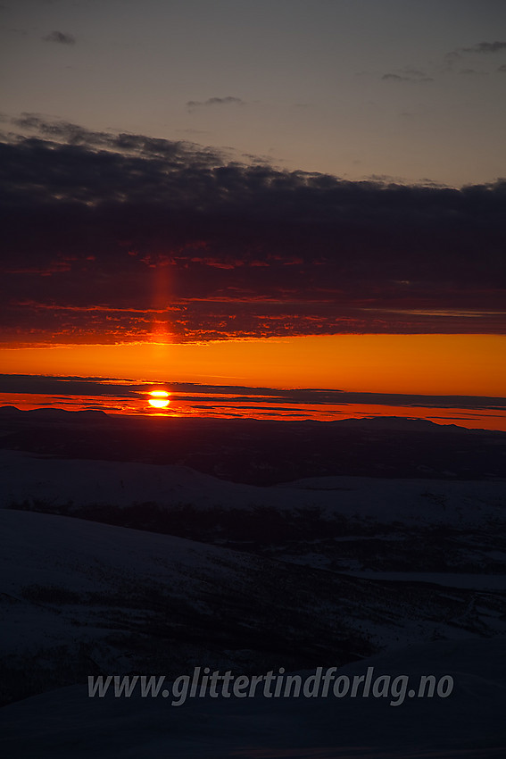 Fra Veslebotnskarvet (Trøymsfjellet) en vintermorgen ved soloppgang.