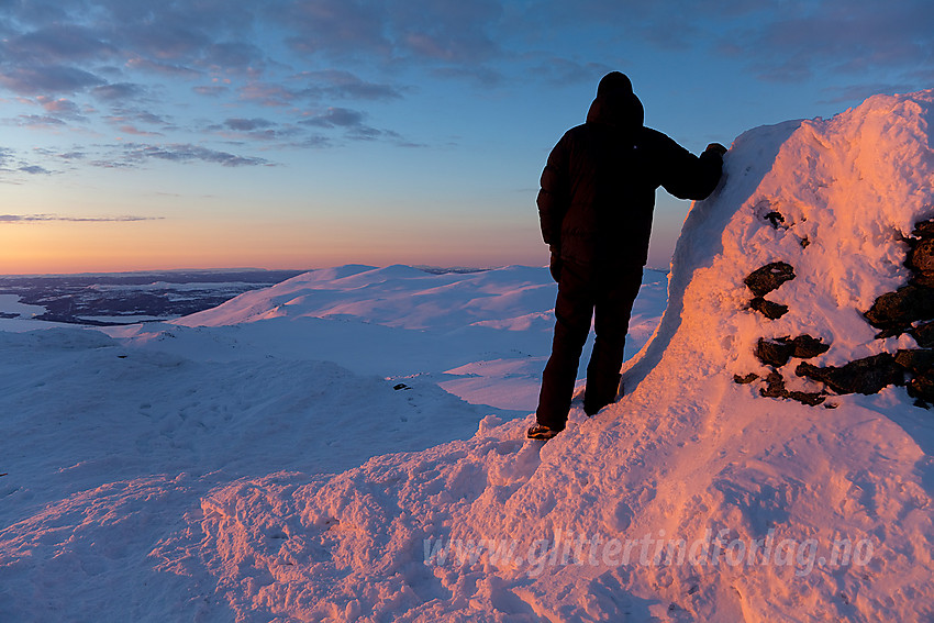 Utsikt fra toppen av Veslebotnskarvet mot Skogshorn en vintermorgen.