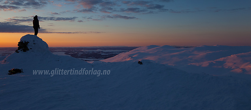 Soloppgang på toppen av Veslebotnskarvet. Skogshorn i bakgrunnen.