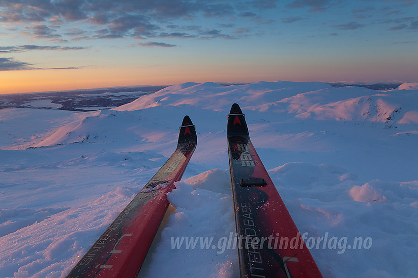 Utsikt fra Veslebotnskarvet i retning Skogshorn fra skiperspektiv en vintermorgen.