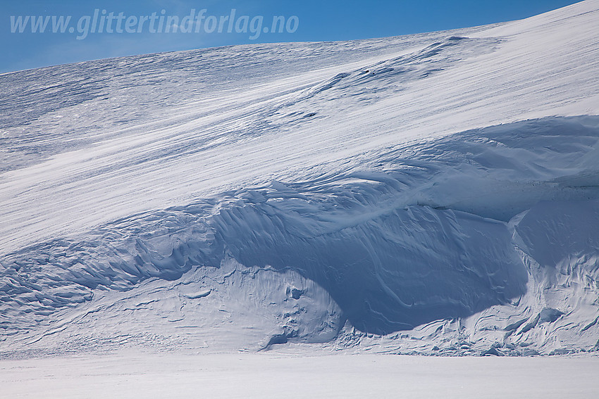 Ved tjernet på 1610 moh på Vennisfjellet med den markert snøskavlen som ligger inn mot vannet.