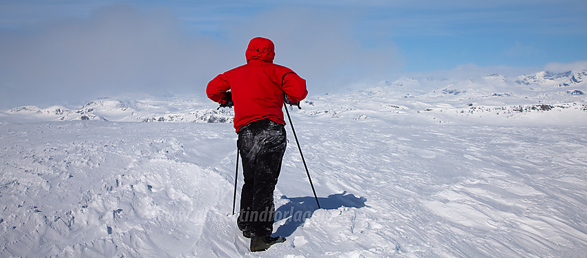 På toppen av Vennisfjellet (1776 moh) med utsikt i retning Jotunheimen.