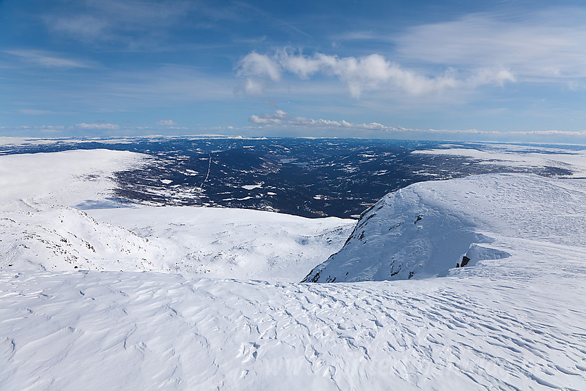 Fra Møsåkerkampen på Vennisfjellet med utsikt nedover Hensfjellet mot dalen. Slidrefjorden i bakgrunnen.