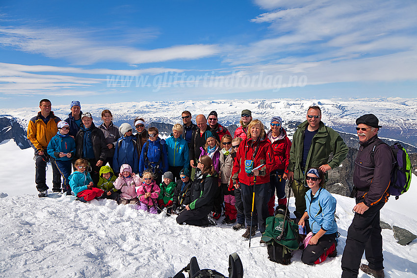 Valdres Tur- og Fjellsportlag på toppen av Galdhøpiggen, 28 (14 barn og 14 voksne) på bildet i tillegg til fotografen. Ikke verst.