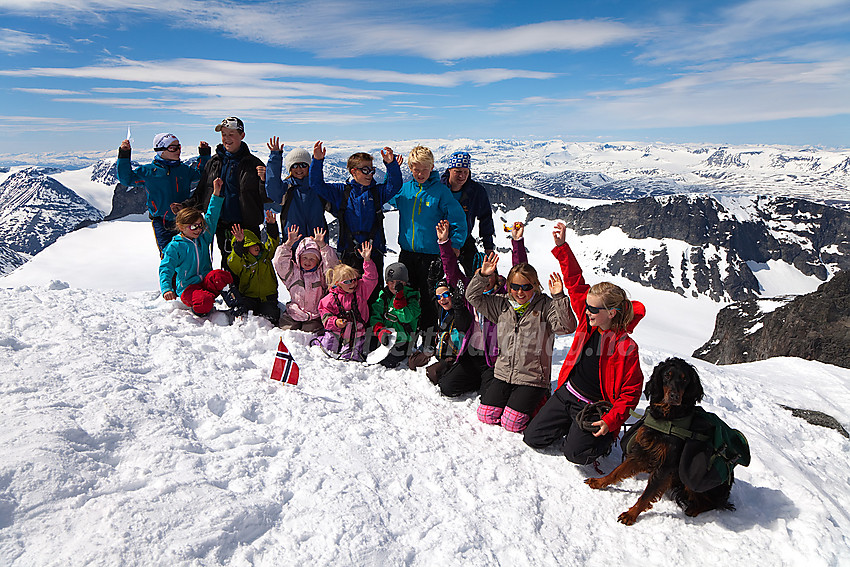 Valdres Tur- og Fjellsportlag på toppen av Galdhøpiggen, 14 barn fra 4 år og oppover. Ikke verst det!