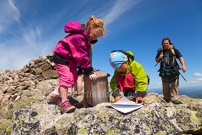 Ved postkassa med loggbok på toppen av Grønsennknipa (1368 moh).