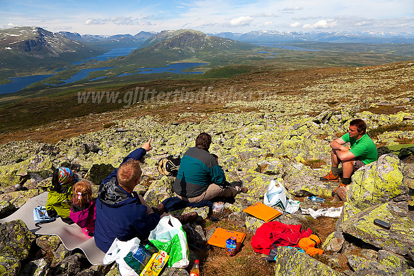 Pause oppunder Grønsennknipa med utsikt nordover mot bl.a. Strø, Helin, Nøsakampen og Gilafjell.