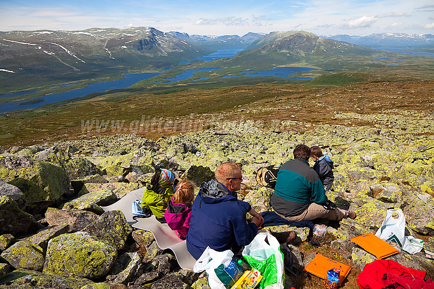 Pause oppunder Grønsennknipa med utsikt nordover mot bl.a. Strø, Helin, Nøsakampen og Gilafjell.