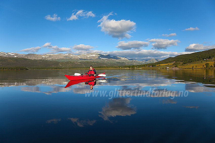 Padling på Bukonefjorden (del av Storfjorden) med Veslebottnskarvet i bakgrunnen.