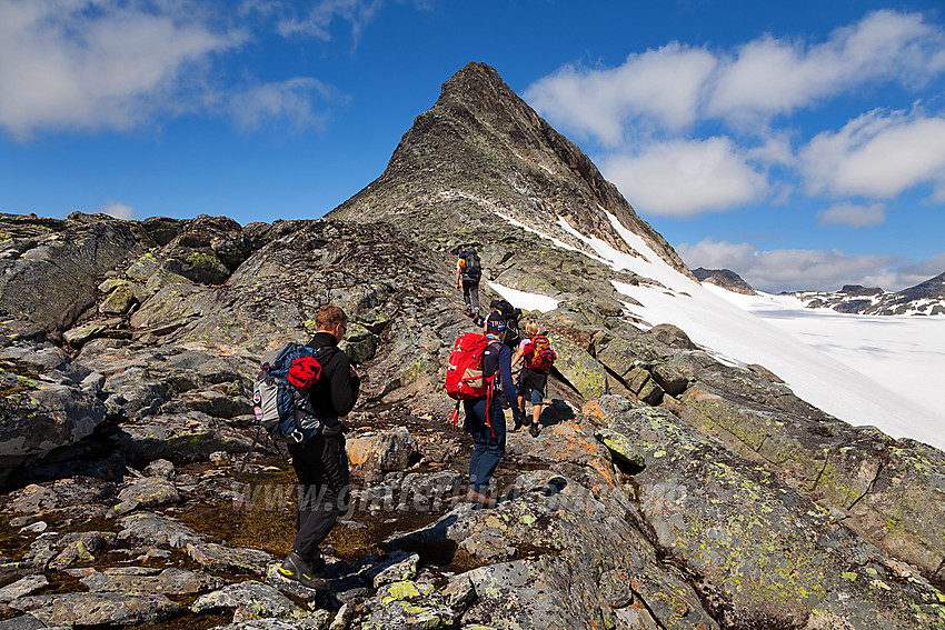 På vei opp mot Uranostinden S2 (2048 moh) fra sør.