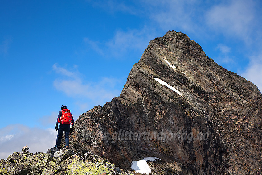 På Uranostinden S1 (2037 moh) med Uranostinden (2157 moh) i bakgrunnen.